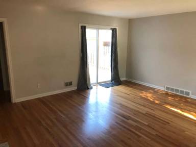 Main picture of 395 SE Cowls St