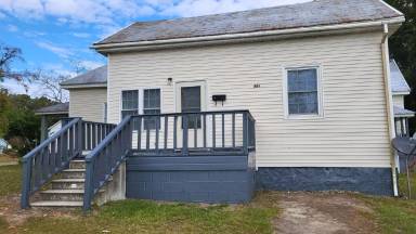 Main picture of 823 E 6th St