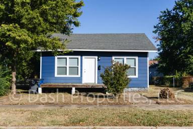 Main picture of 827 S Quaker Ave