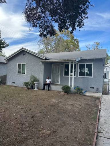 Main picture of 688 W 20th St