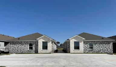 Main picture of Oaks on Mile 7 Apartments