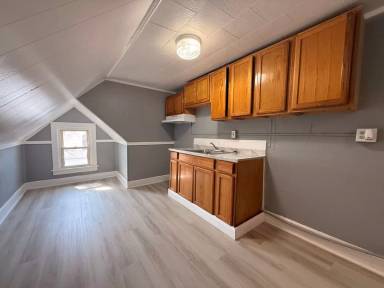 Main picture of 265 N Laurel St