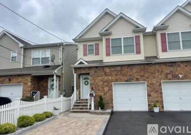 Main picture of 135 Longfellow St
