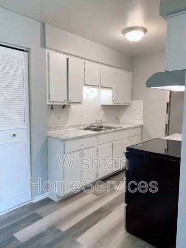 Main picture of 219 N Charleston Blvd
