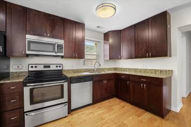 Main picture of 1911 W Chicago Ave