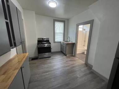 Main picture of 1342 W 69th St