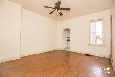 Main picture of 130 E Chestnut St