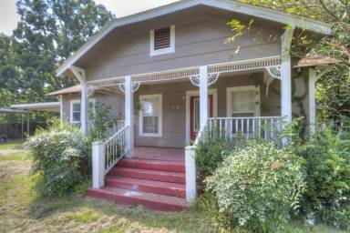 Main picture of 1918 Allen Ln