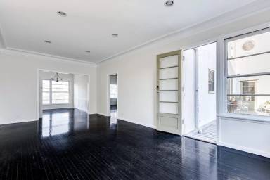 Main picture of 590 N Rossmore Ave
