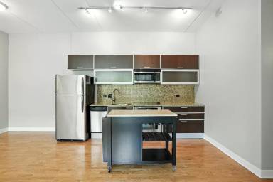 Main picture of 667 W Wayman St