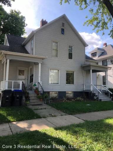 Main picture of 1006 1/2 Park St