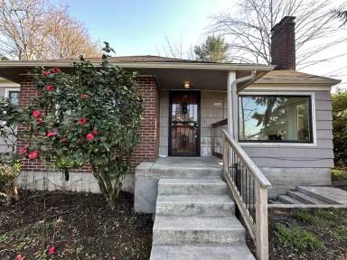 Main picture of 3908 SE Steele St
