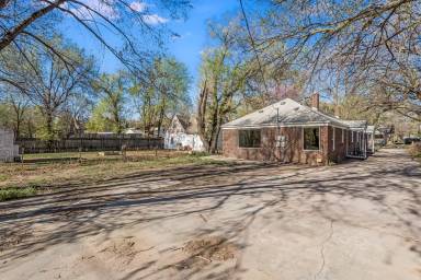 Main picture of 1832 S Washington Ave