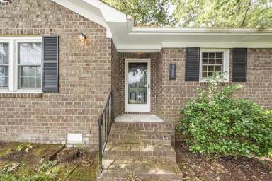 Main picture of 305 Chessington Cir