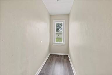 Main picture of 2349 N Lasalle St