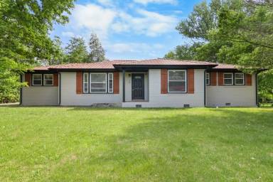Main picture of 10 Lexington Dr