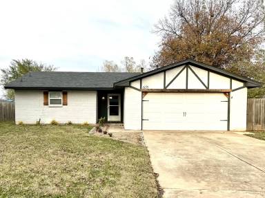 Main picture of 635 W Hillcrest Dr