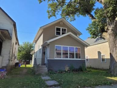 Main picture of 904 E Crawford St
