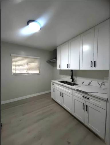 Main picture of 1245 W 39th Pl
