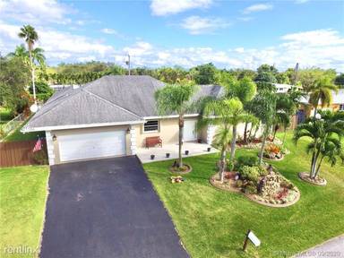 Main picture of 17501 SW 92nd Ct