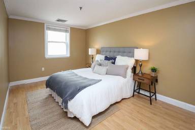 Main picture of 161 W 6th St