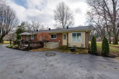 Main picture of 384 Barrywood Dr