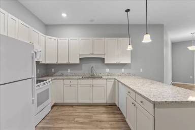 Main picture of 32 Cottonwood Dr