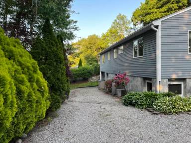 Main picture of 4 Country Ln