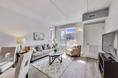 Main picture of 310 W Division St