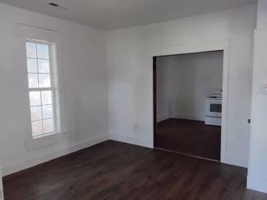 Main picture of 946 W Poplar St