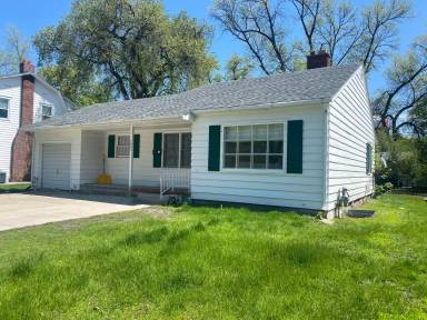 Main picture of 1425 University Dr N