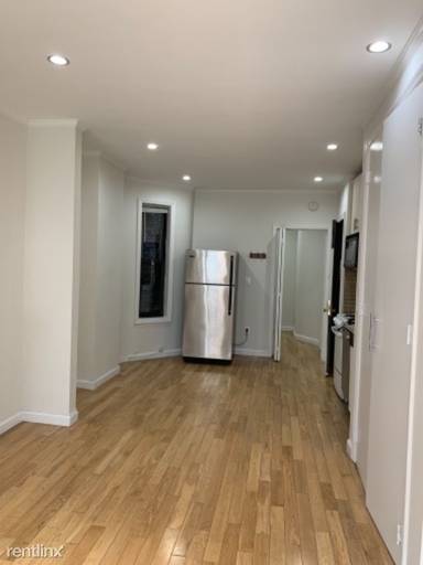 Main picture of 527 W 48th St