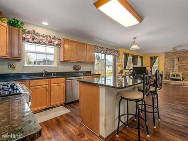Main picture of 631 Yoakum