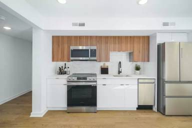 Main picture of 640 Moore St