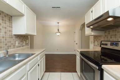 Main picture of 105 S Whetherbine Way