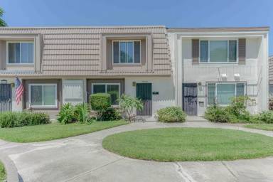 Main picture of 17460 Euclid St