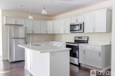 Main picture of 883 Broadway