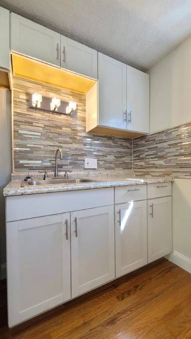 Main picture of 216 School St