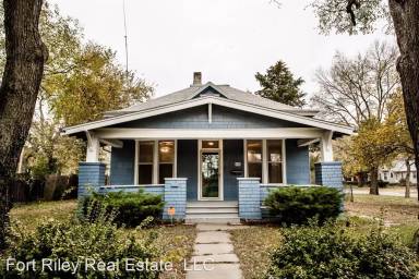 Main picture of 321 W 5th St