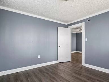 Main picture of 206 Chaplin Ave