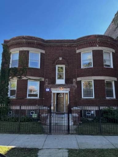 Main picture of 2451 E 72nd St