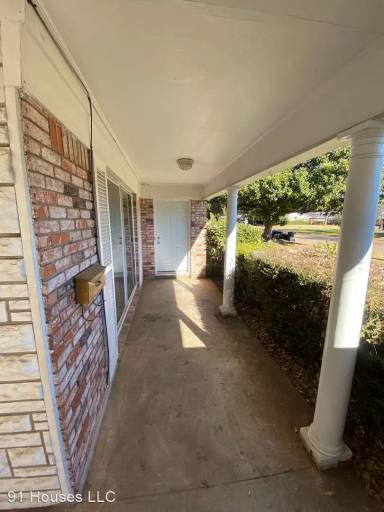 Main picture of 1136 E Washington St