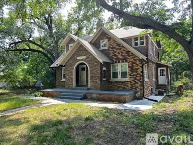 Main picture of 323 S Rutan Ave
