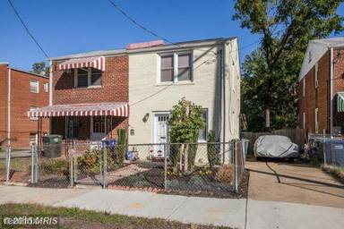 Main picture of 1100-6140 Banks Pl NE