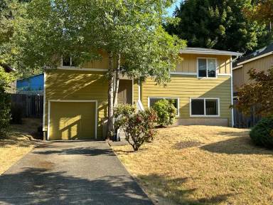Main picture of 4529 SW Buddington St