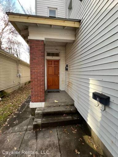 Main picture of 704 E Oak St