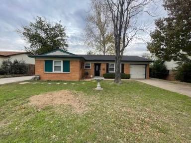 Main picture of 709 Oak Dr