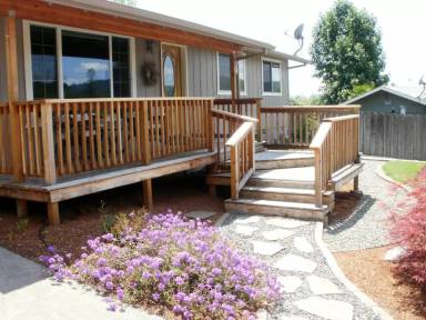Main picture of 1037 NE Dewey Dr