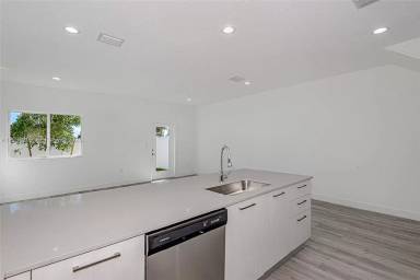 Main picture of 635 NW 30th Ter