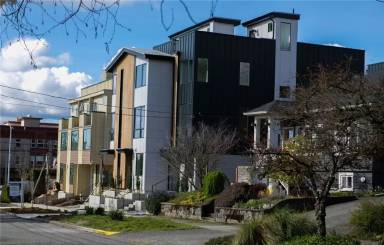 Main picture of 4521 Sunnyside Ave N